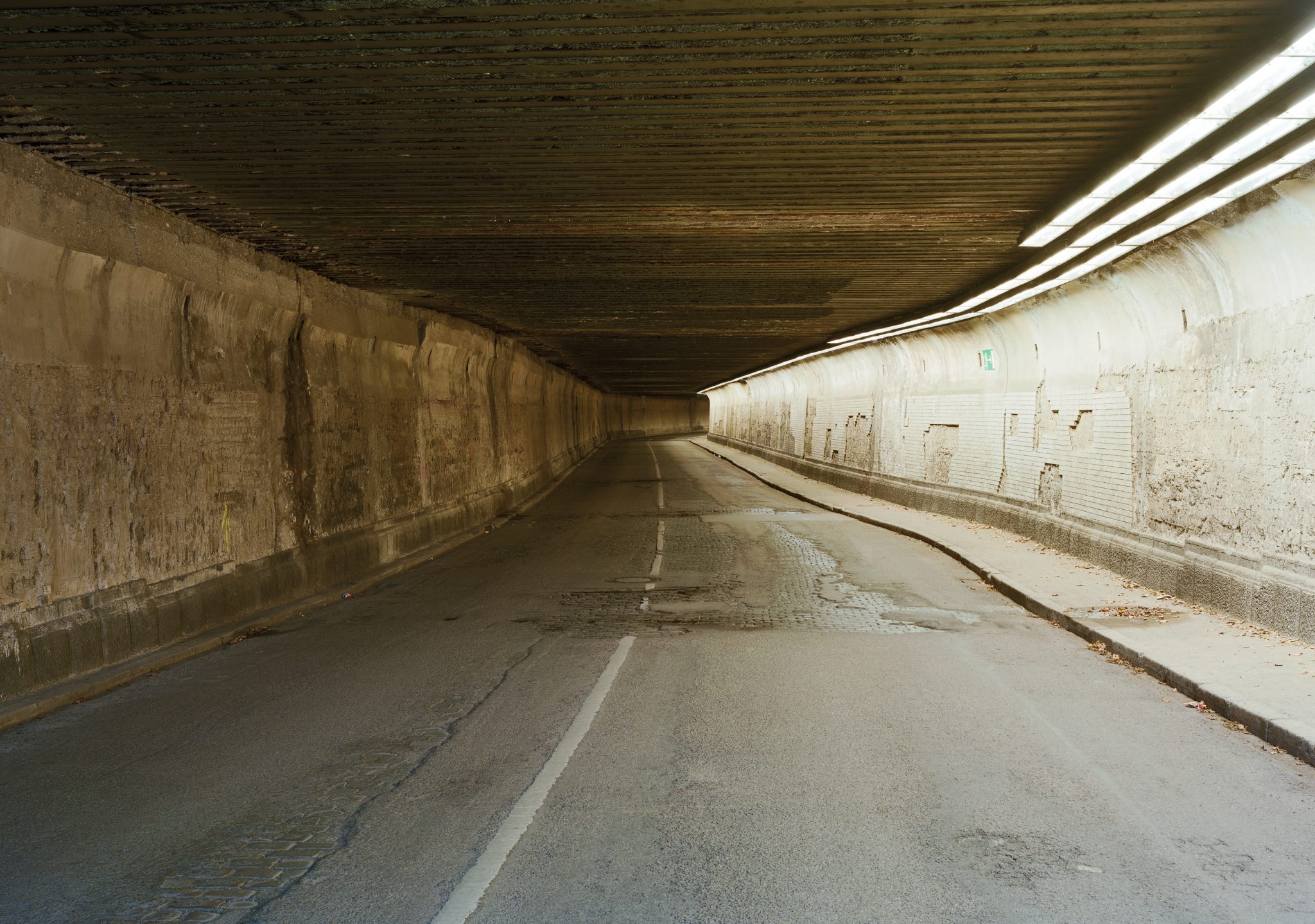 Kein Abgesang auf die Schönheit: Laurenz Berges sanfte Aufnahme eines Tunnels in Duisburg